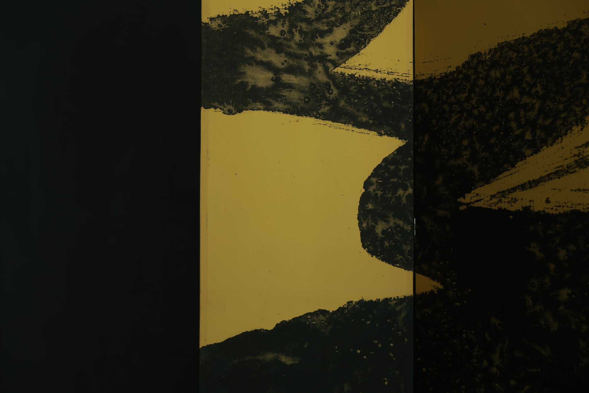 Detail of the gold-leaf folding screen, ink strokes across the panels